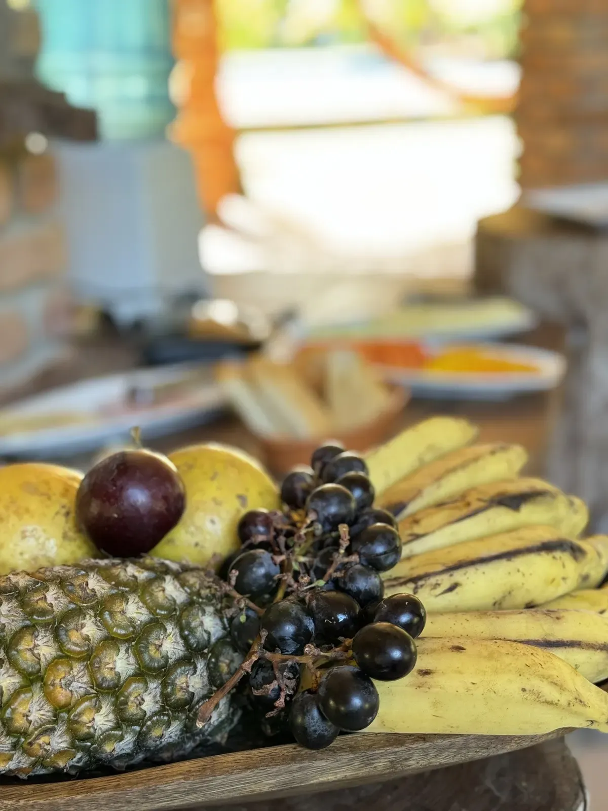 Frutas do café da manhã do Rancho: abacaxi, uvas, bananas e maracujá