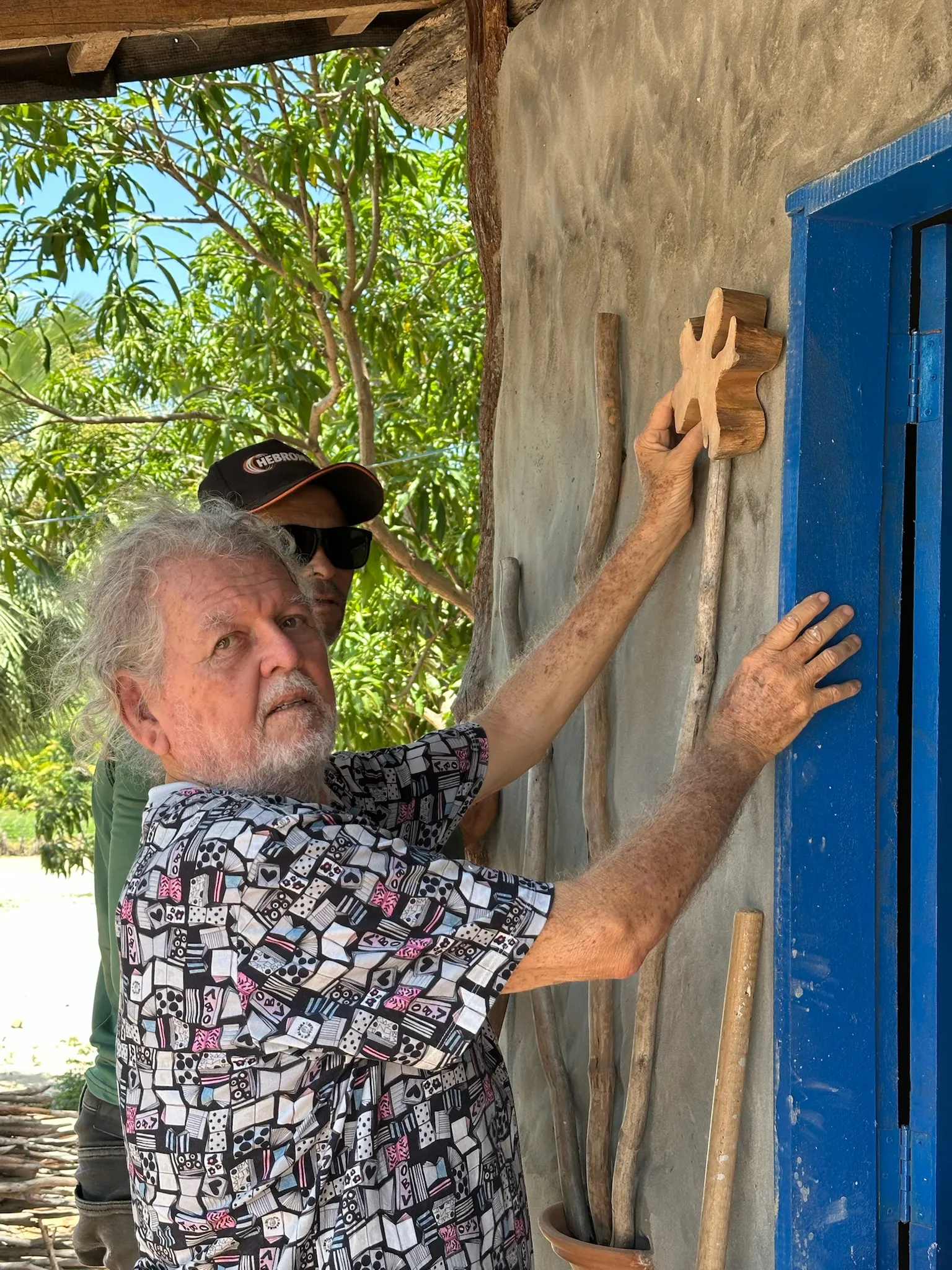 Buna construindo o Rancho do Buna com as próprias mãos