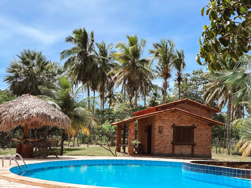 Piscina entre os coqueiros do Rancho